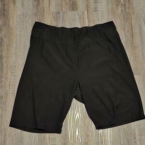 Terra & Sky Women's Black Athletic Shorts